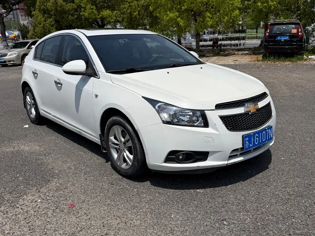 Chevrolet Cruze 2013 Hatchback 1.6L Automatic Luxury фото 2