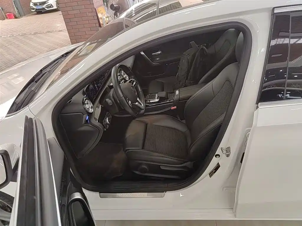 Mercedes-Benz A-Class (Import) 2019 A 200 Dynamic Version фото 15