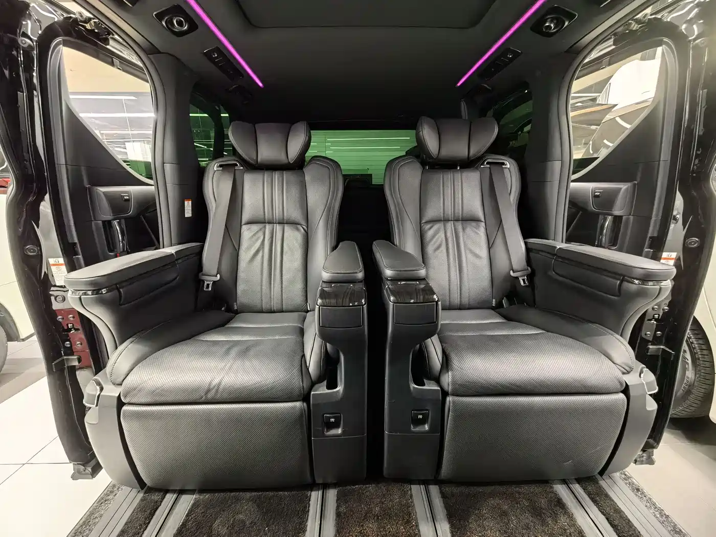 Lexus LM 2020 300h Seven-Seater Elegance Edition фото 15