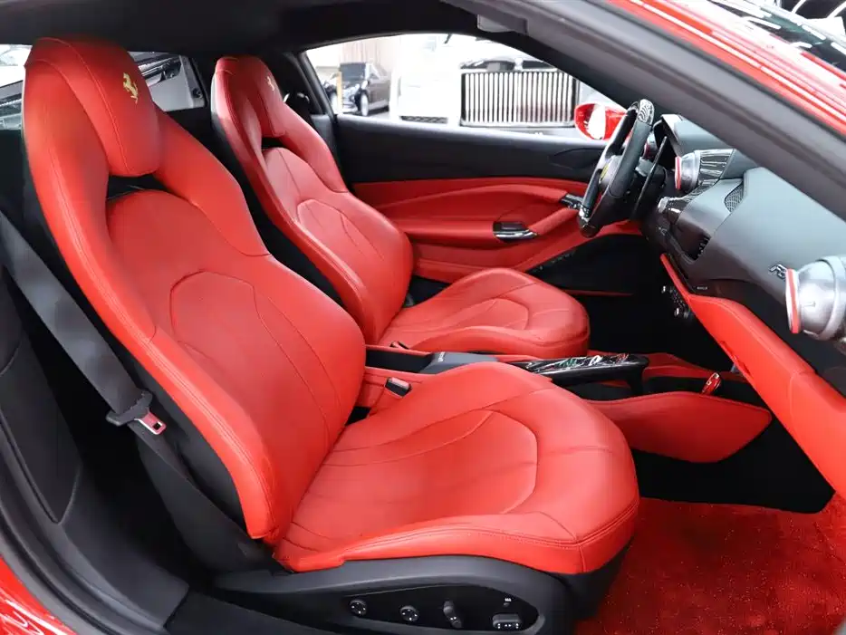 FERRARI F8