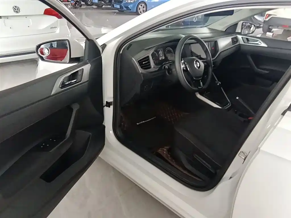 Volkswagen Polo 2019 Plus 1.5L Automatic Panorama Enjoyment Edition фото 16