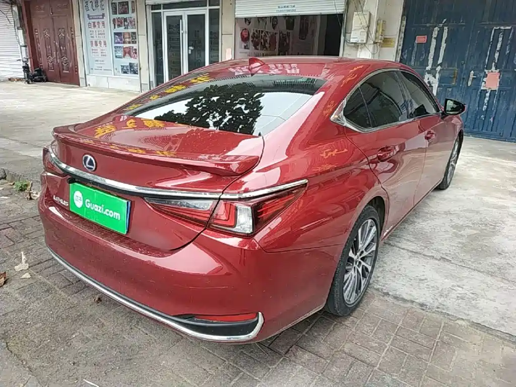 Фото 7 - Lexus ES