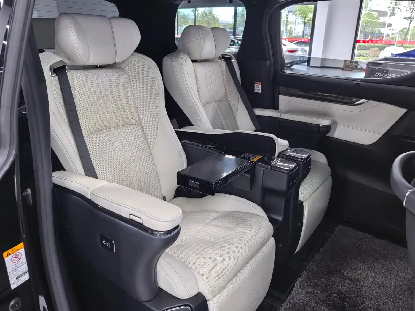Lexus LM 2020 300h Seven-Seater Elegance Edition фото 13