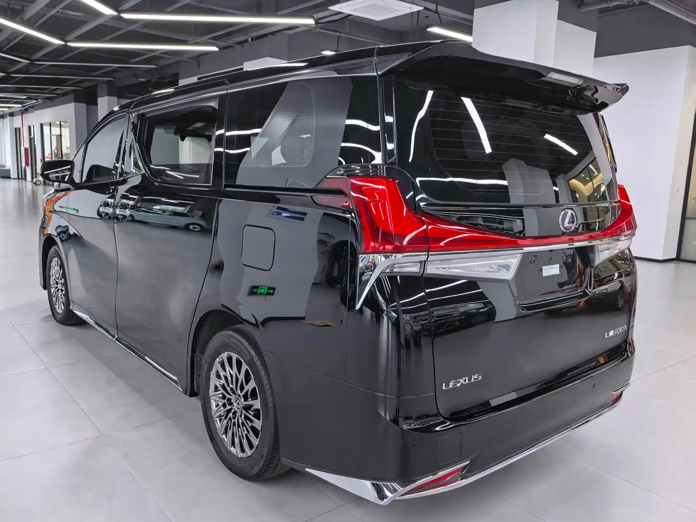 Lexus LM 2020 300h Seven-Seater Elegance Edition фото 4