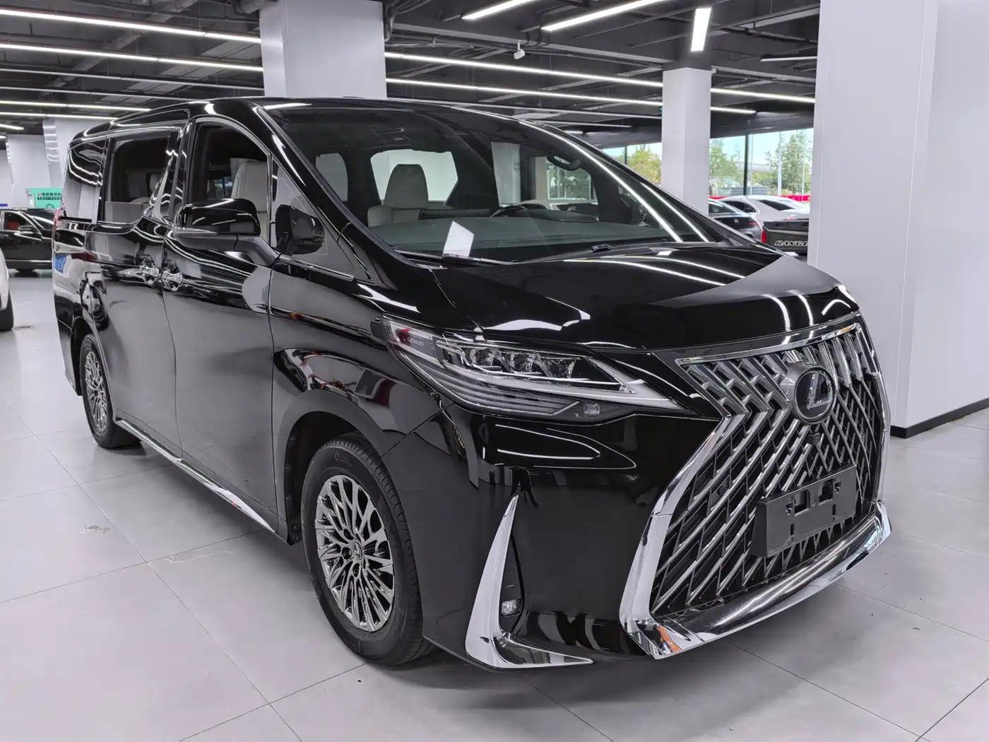 Lexus LM 2020 300h Seven-Seater Elegance Edition фото 7
