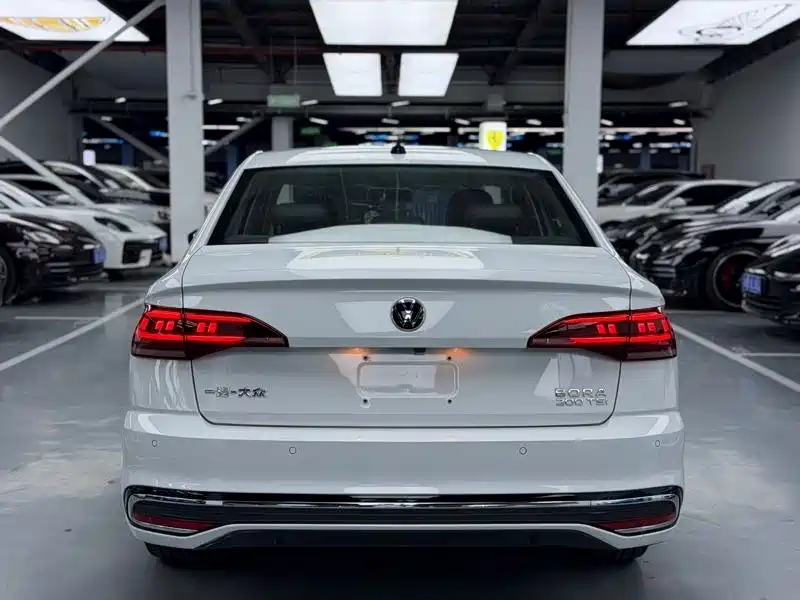 VOLKSWAGEN BORA