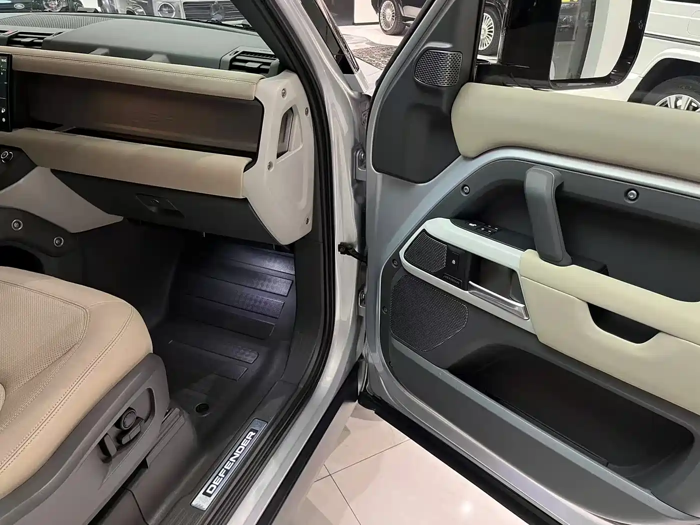 Land Rover Defender 2022 Model 90 3.0T P400 XS фото 11