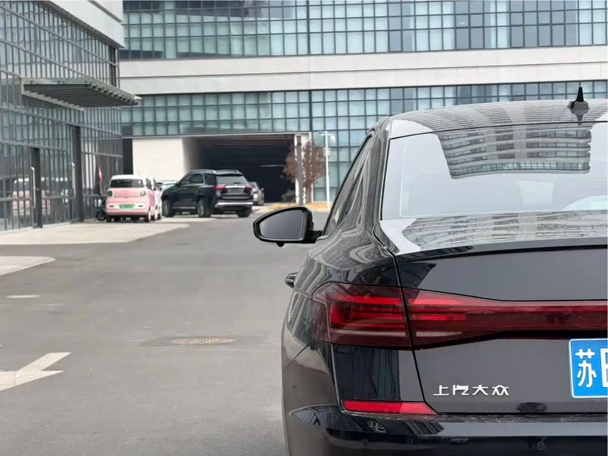 Volkswagen Passat 2025 Outstanding 330TSI Starlight Elite Edition фото 6