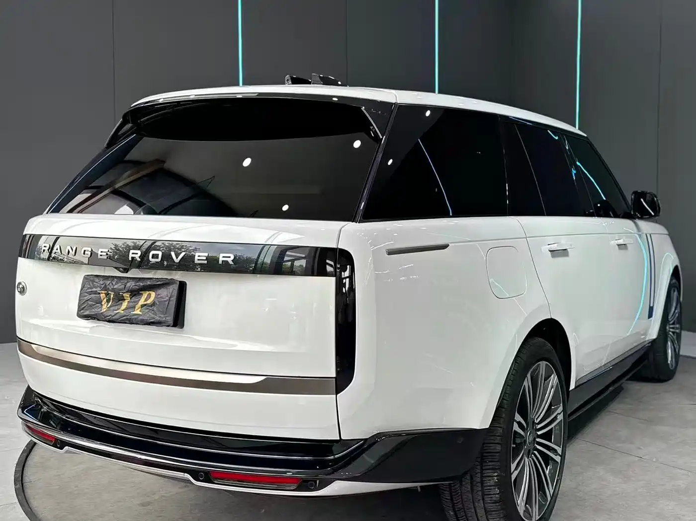 Land Rover Range Rover 2023 3.0 L6 360PS Golden Age Edition фото 9