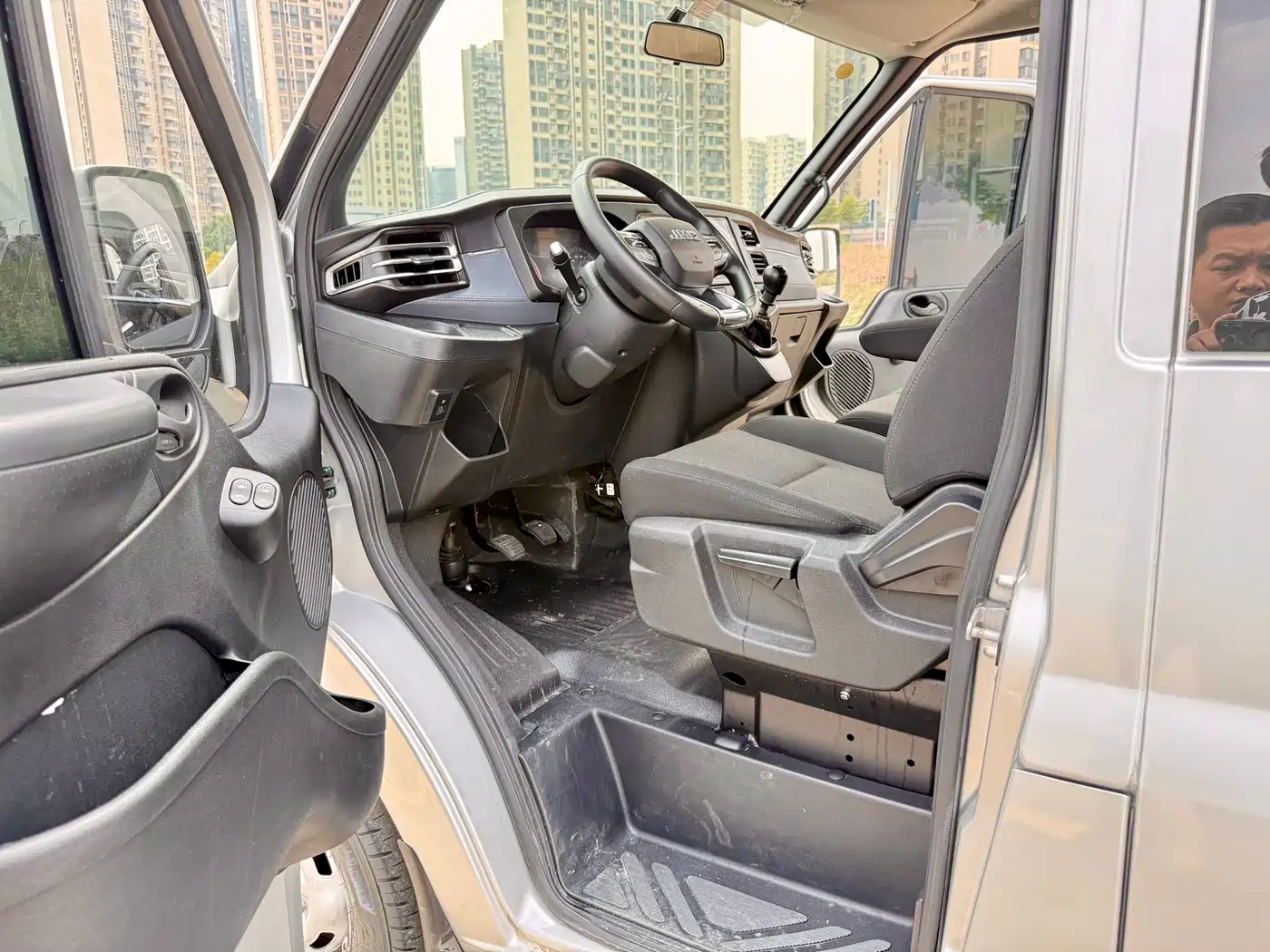 Jiangling JMC Fushun 2025 2025 Model 2.0T 6MT Diesel Short Wheelbase Low Roof Commercial MPV 5/6 Seats with Lift-up Tailgate