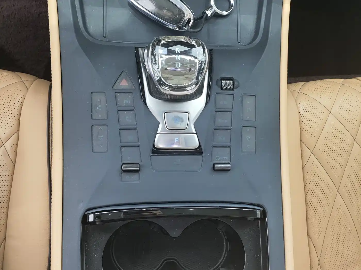 Denza D9 2024 DM-i 980 AWD Prestige фото 13