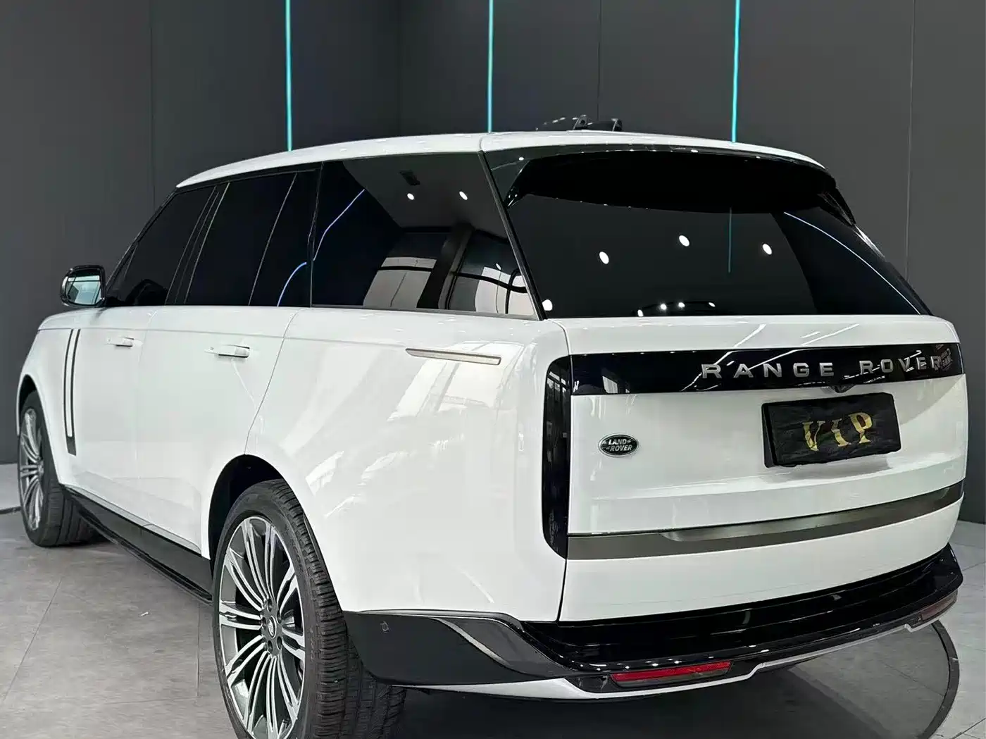 Land Rover Range Rover 2023 3.0 L6 360PS Golden Age Edition фото 7