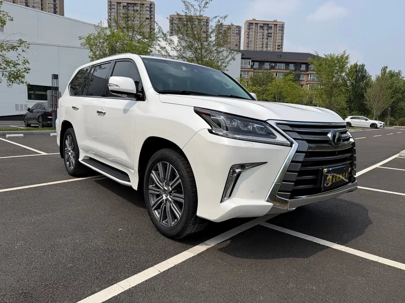 Фото 4 - Lexus LX
