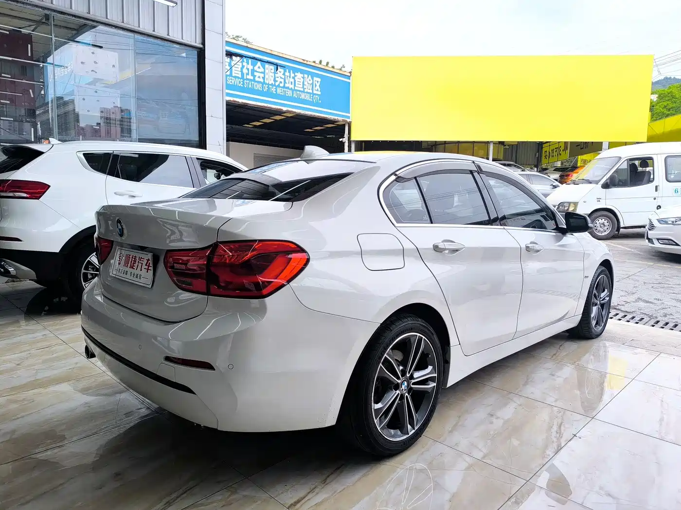 BMW 1 Series 2018 118i Sport Edition фото 11