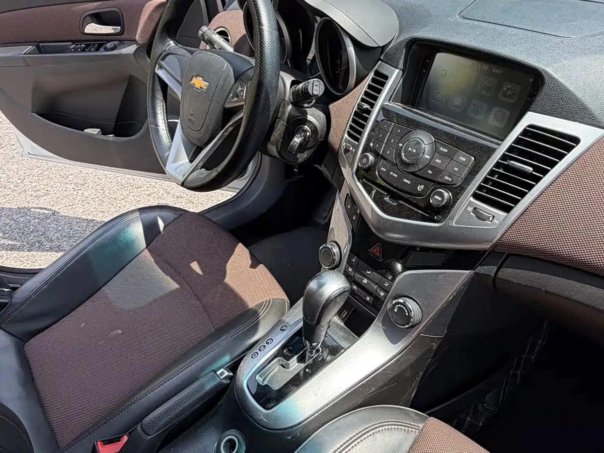 Chevrolet Cruze 2013 Hatchback 1.6L Automatic Luxury фото 9