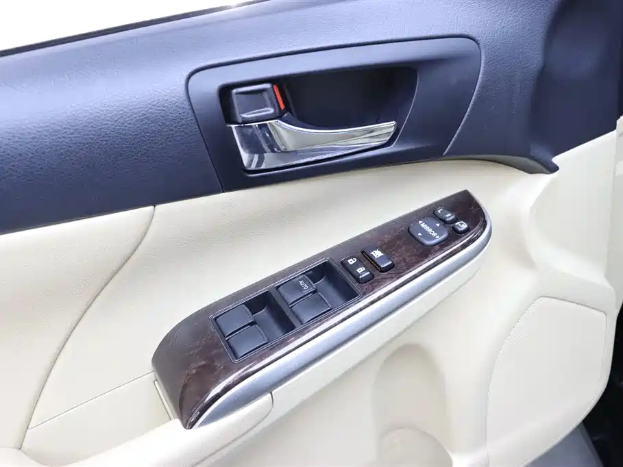 Toyota Camry 2016 2.0G 10th Anniversary Leading Edition фото 13