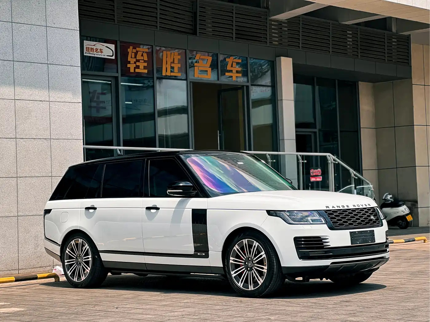 Land Rover Range Rover 2021 3.0 L6 Heritage Extended Classic Edition фото 3