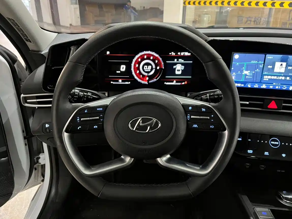 HYUNDAI ELANTRA