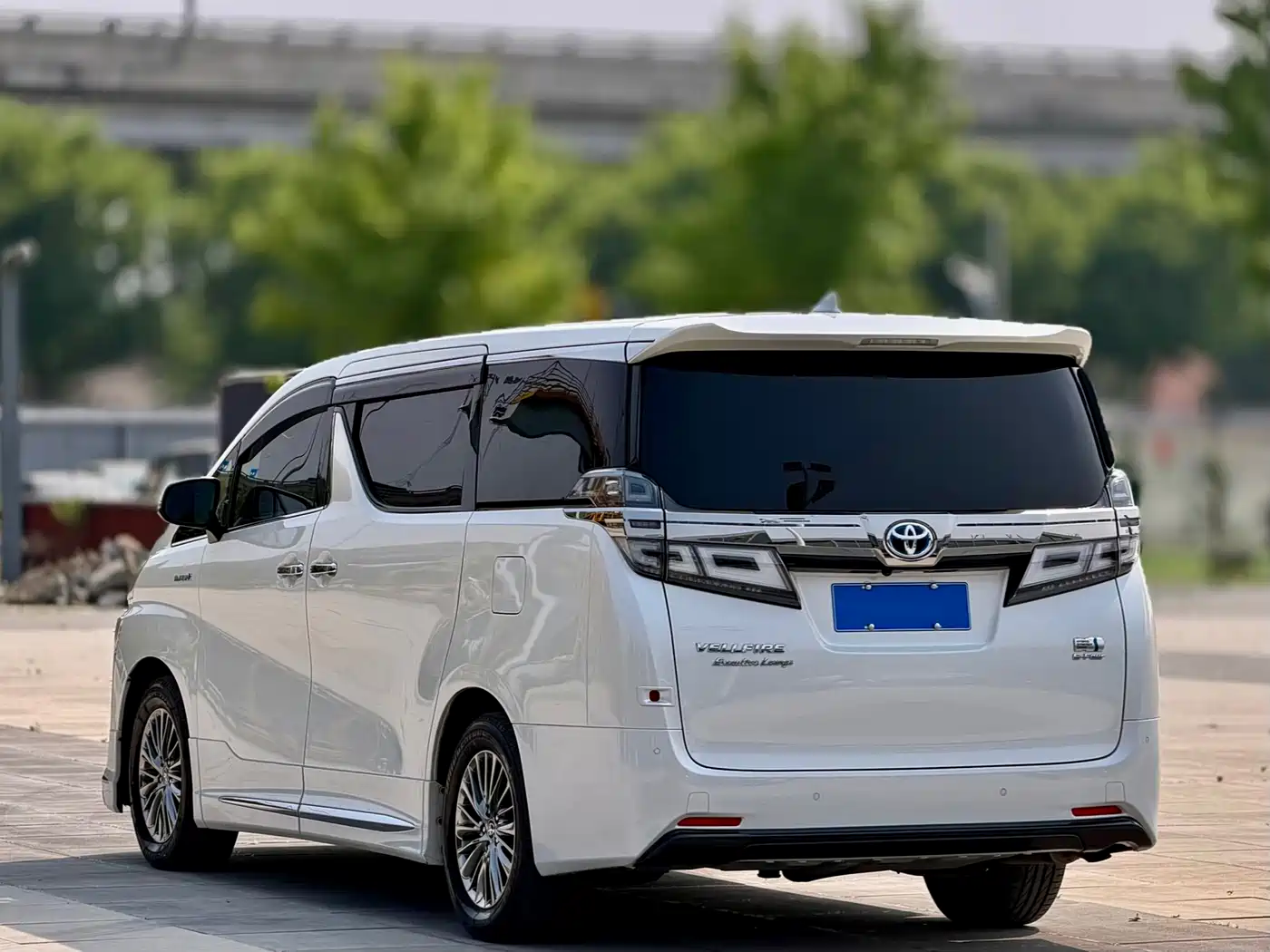 Toyota Vellfire 2021 Crown Hybrid 2.5L HV Premium Edition фото 4