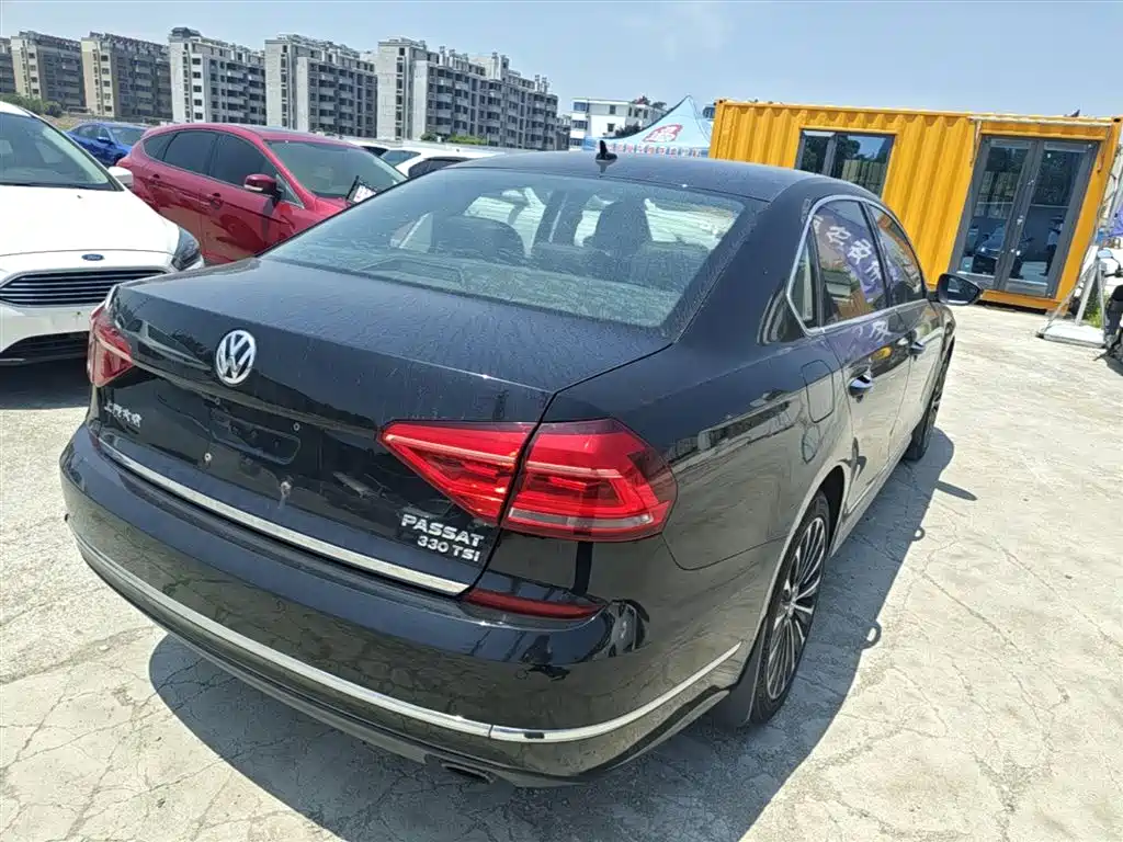 Volkswagen Passat 2017 330TSI DSG Luxury фото 7