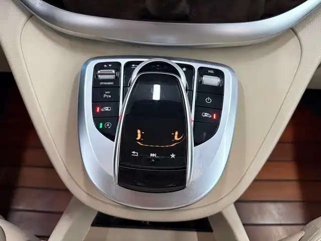 Mercedes-Benz V-Class 2018 V 260 Premium Edition China VI — фото 4