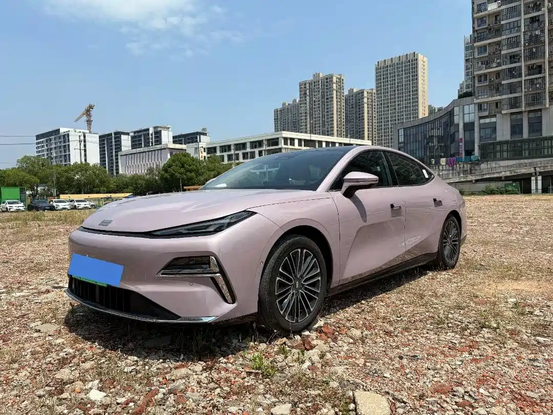 Geely Galaxy Galaxy Xingyao 8 2025 60km EM-i Luxury Edition