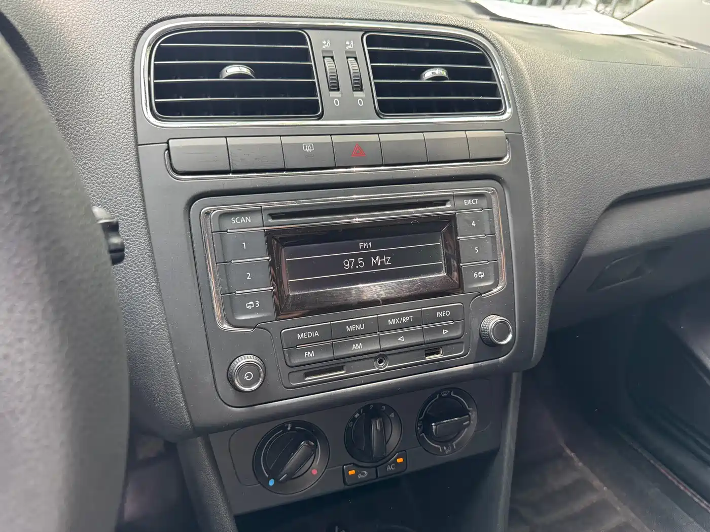 Volkswagen Polo 2013 1.4L Manual Trend Edition фото 6
