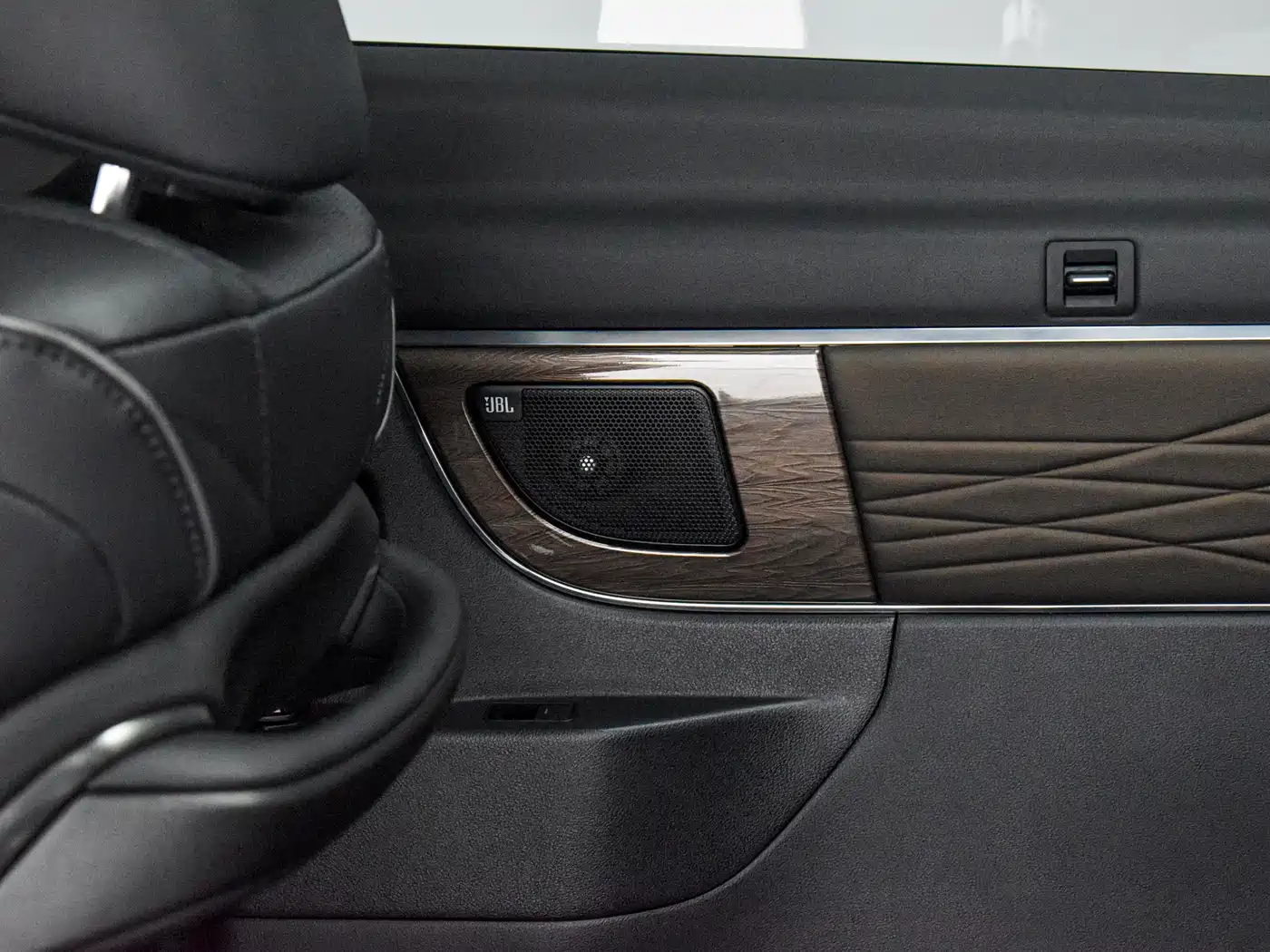 Toyota Vellfire 2024 Crown Hybrid 2.5L Executive Premium Edition фото 16