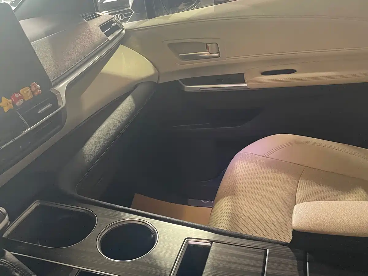 Toyota Sienna 2023 2.5L Hybrid Premium Edition фото 3