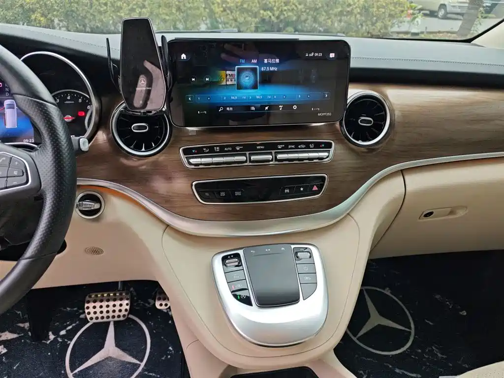 Mercedes-Benz V-Class 2021 V 260 L Long Wheelbase Premium Edition фото 9