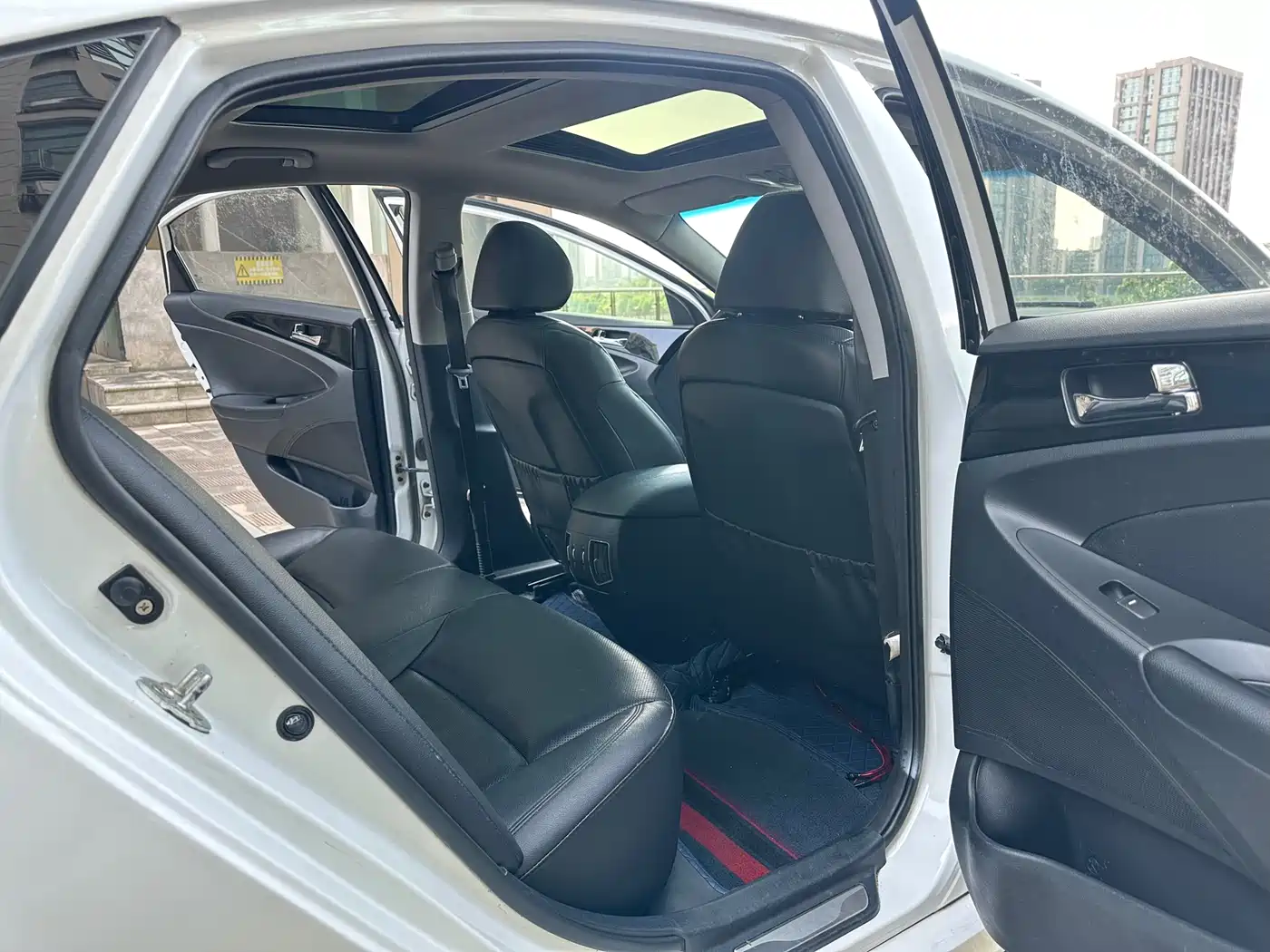 Hyundai Sonata 2014 2.0L Automatic Luxury фото 12