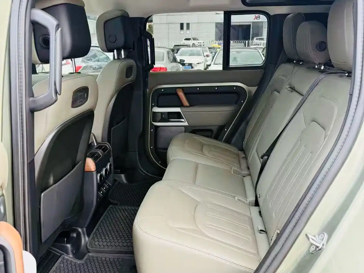 Land Rover Defender 2020 110 P400 Dark Special Edition фото 6