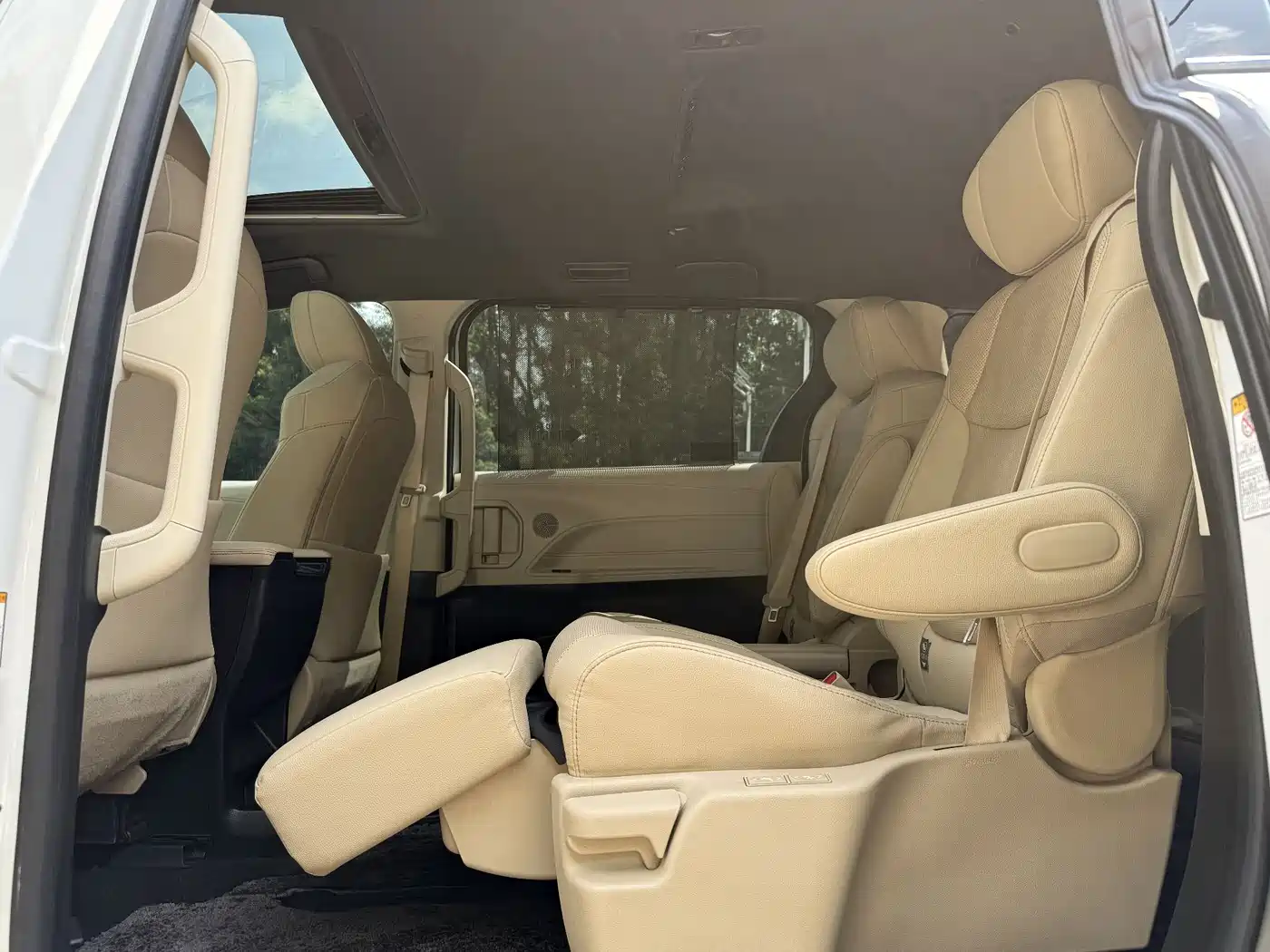 Toyota Sienna 2023 2.5L Hybrid Premium Edition фото 10