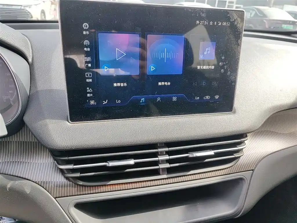 Hongqi E-QM5 2021 Charging Flag Joy Edition фото 13