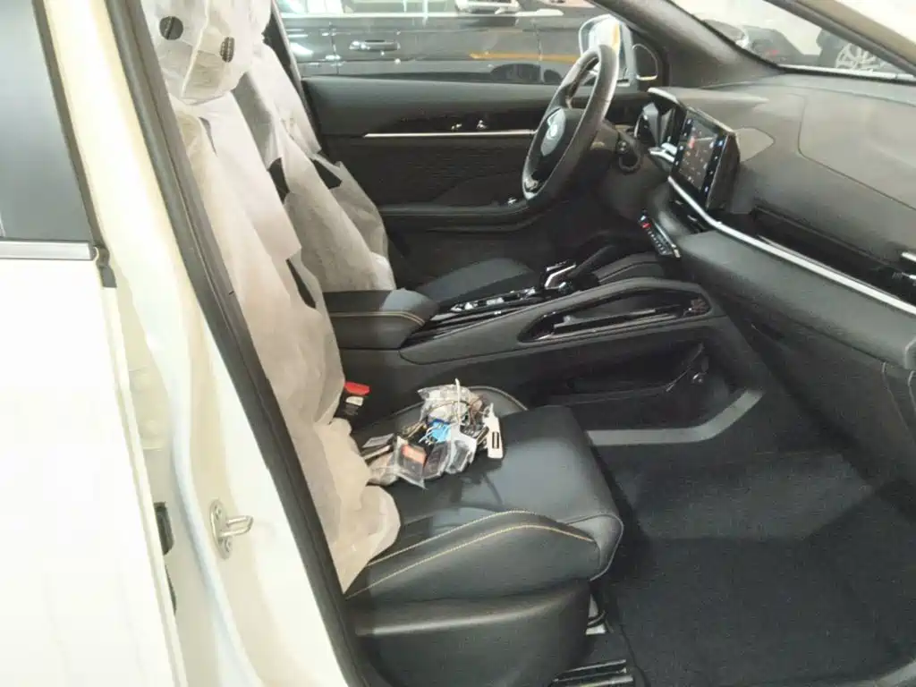 Фото 25 - Geely Coolray