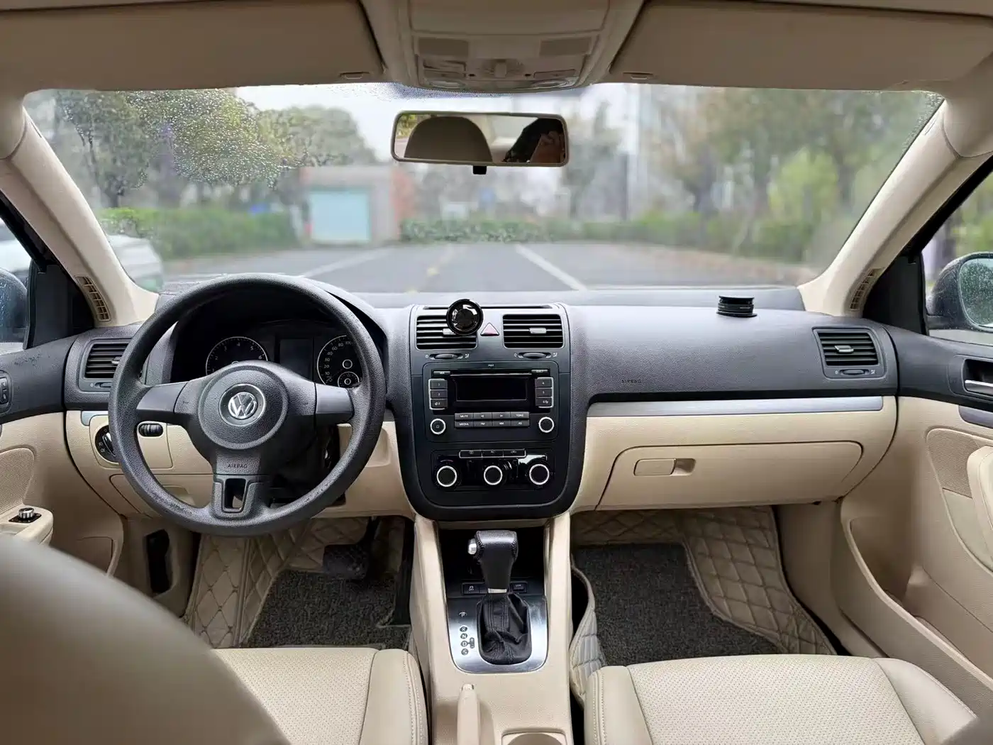Volkswagen Sagitar 2011 1.6L Automatic Fashion фото 4