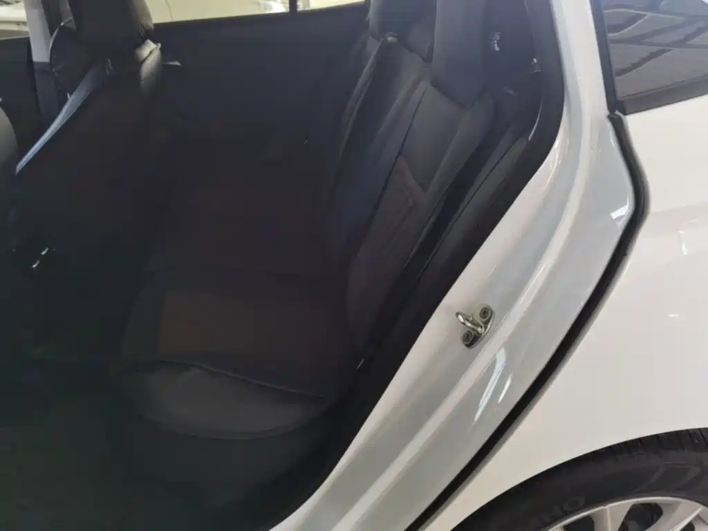 Фото 17 - Roewe i5