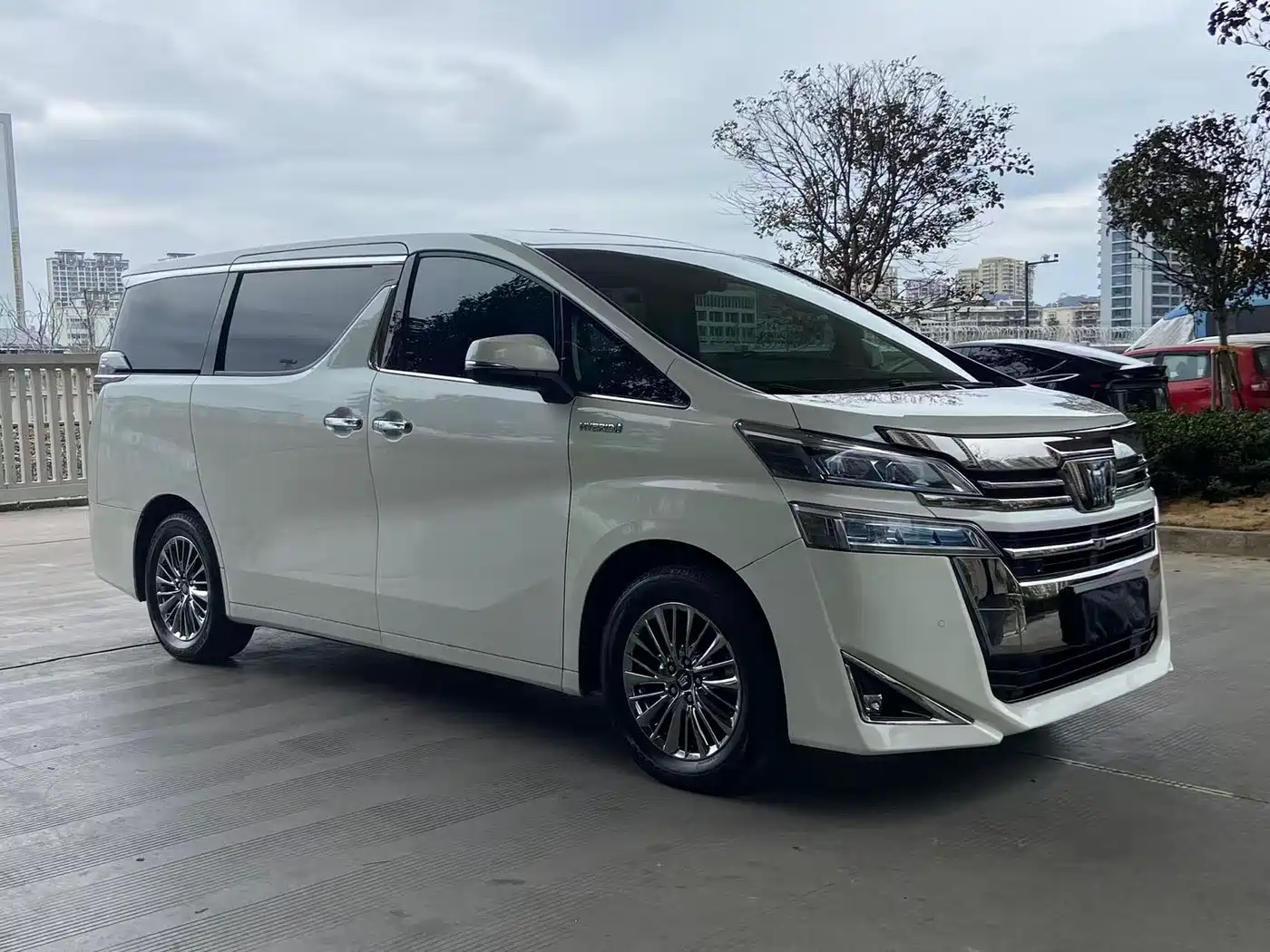 Toyota Vellfire 2021 Crown Hybrid 2.5L HV Luxury Edition фото 3
