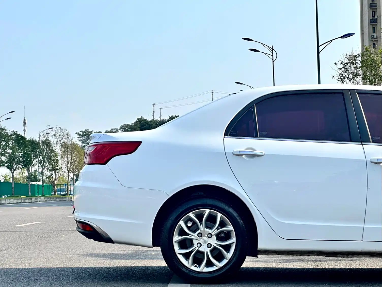 Фото 9 - Geely Vision