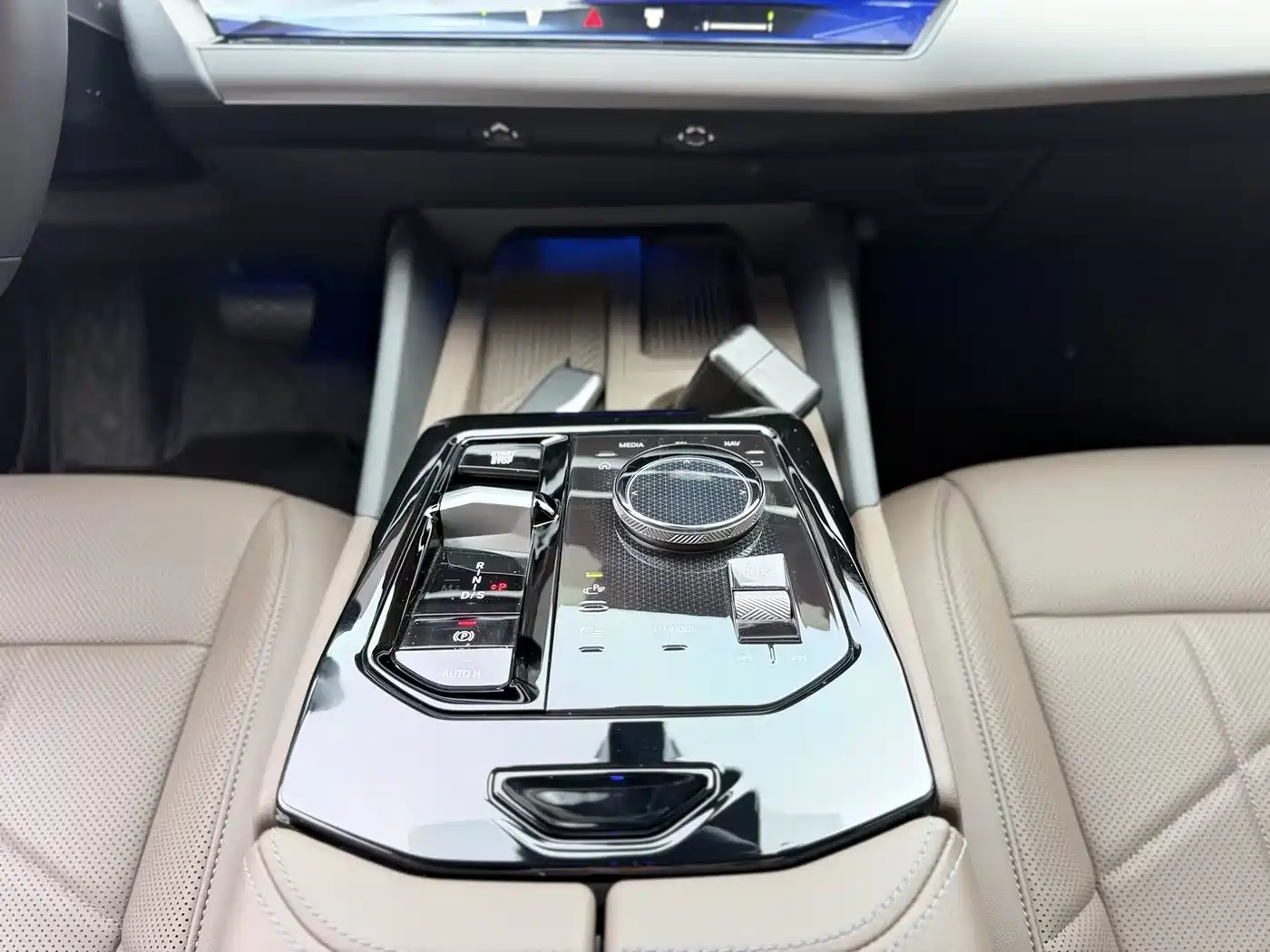 BMW 5 Series 2025 530Li Leading M Sport Package фото 12