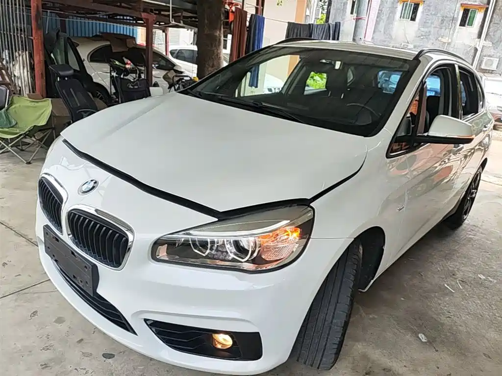 BMW 2 Series Touring 2016 218i Sport Design Package фото 2