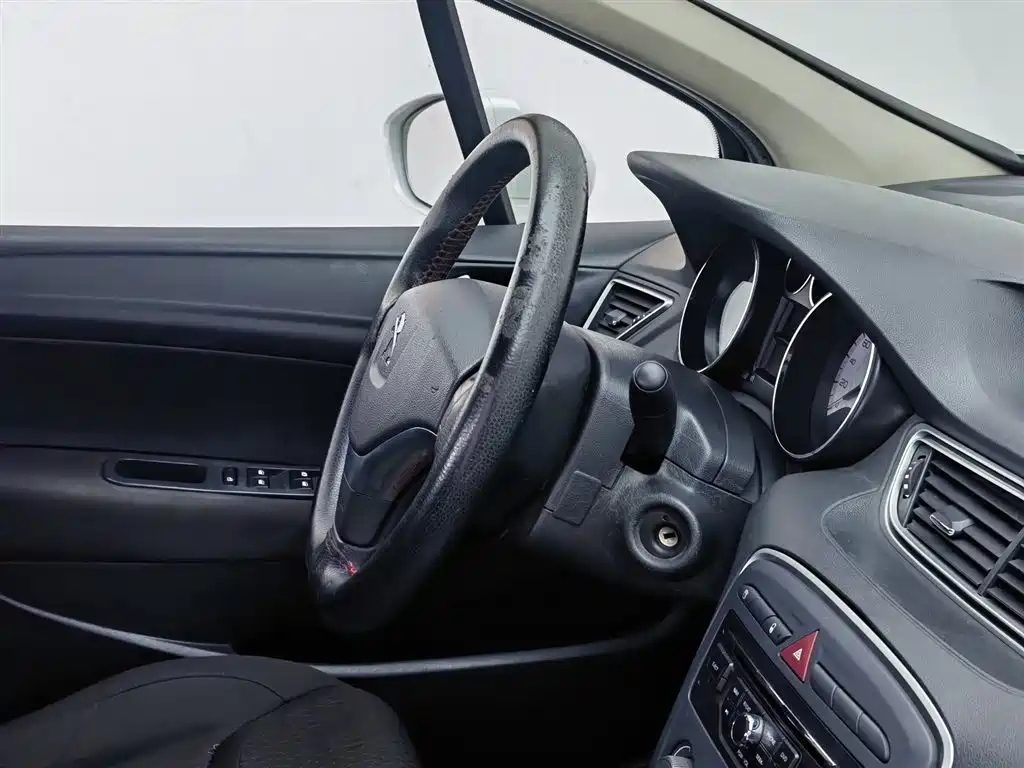 Peugeot 308 2014 Model Joy Edition Classic 1.6L Automatic Superior Style фото 22