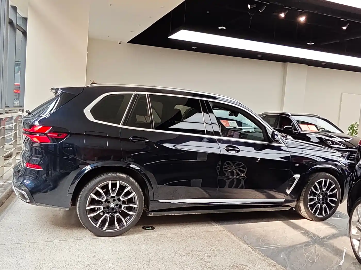 BMW X5 2023 xDrive 40Li M Sport Black Night Package фото 4