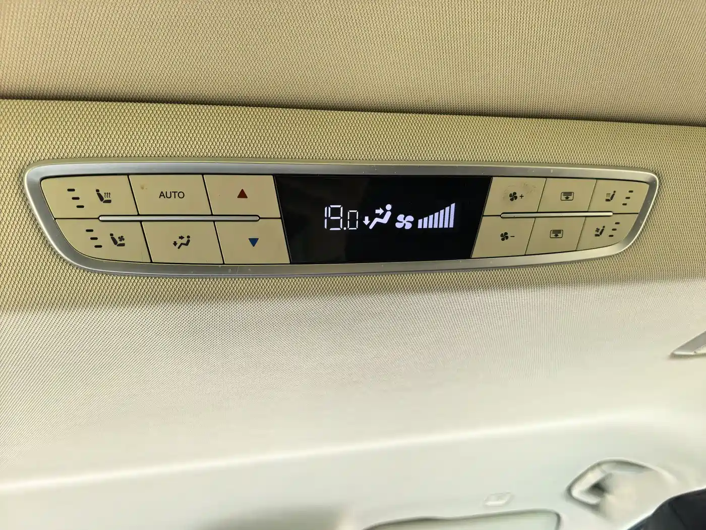 Hongqi HQ9 2023 2.0T Smart Connect Flag Enjoy Edition фото 24