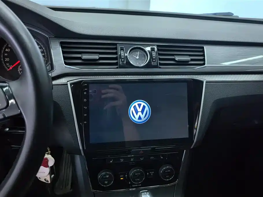 Volkswagen Passat 2016 330TSI DSG Honor Edition фото 13