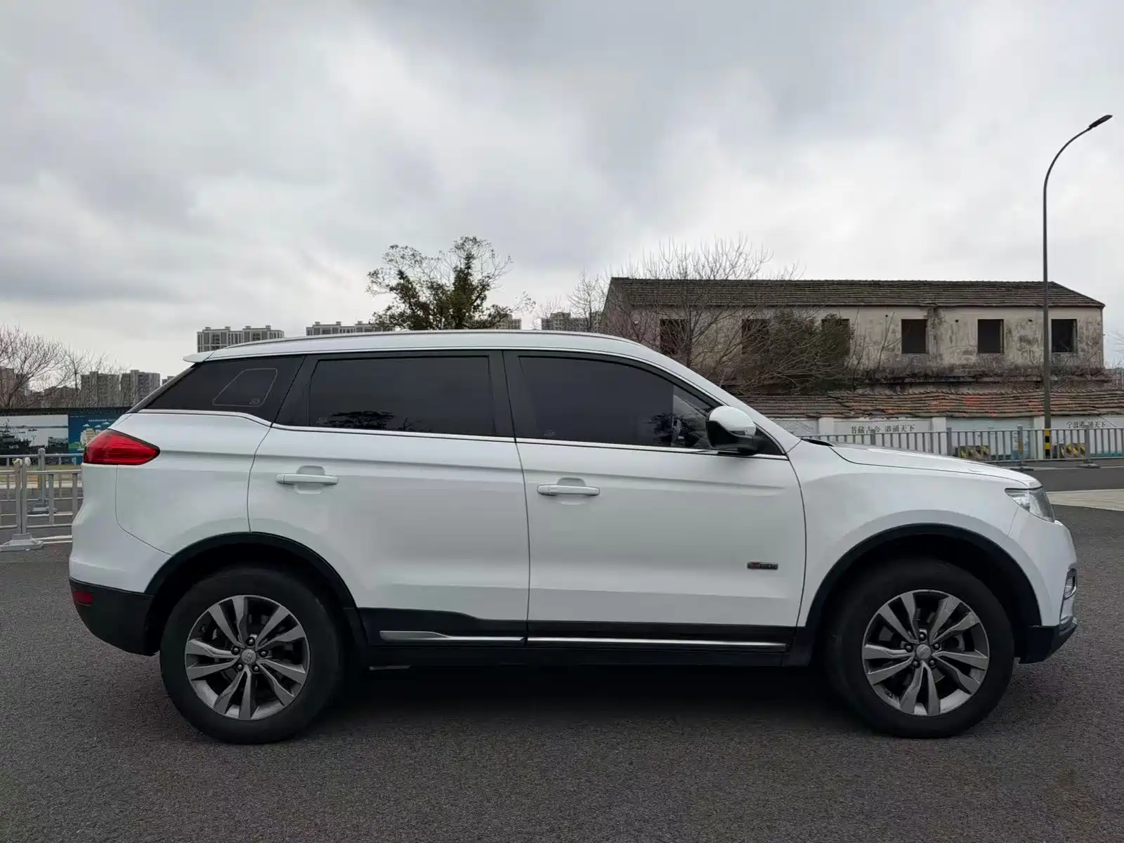 Фото 7 - Geely Atlas