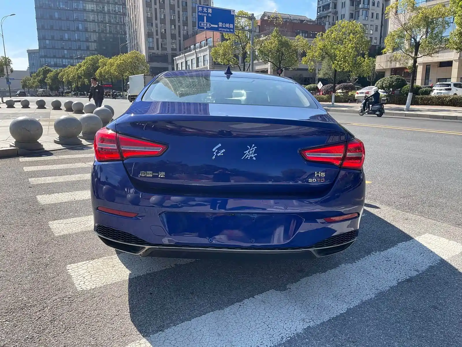 Фото 6 - Hongqi H5
