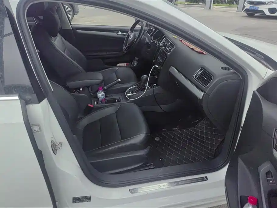 Volkswagen Sagitar 2017 1.6L Automatic Comfort фото 8