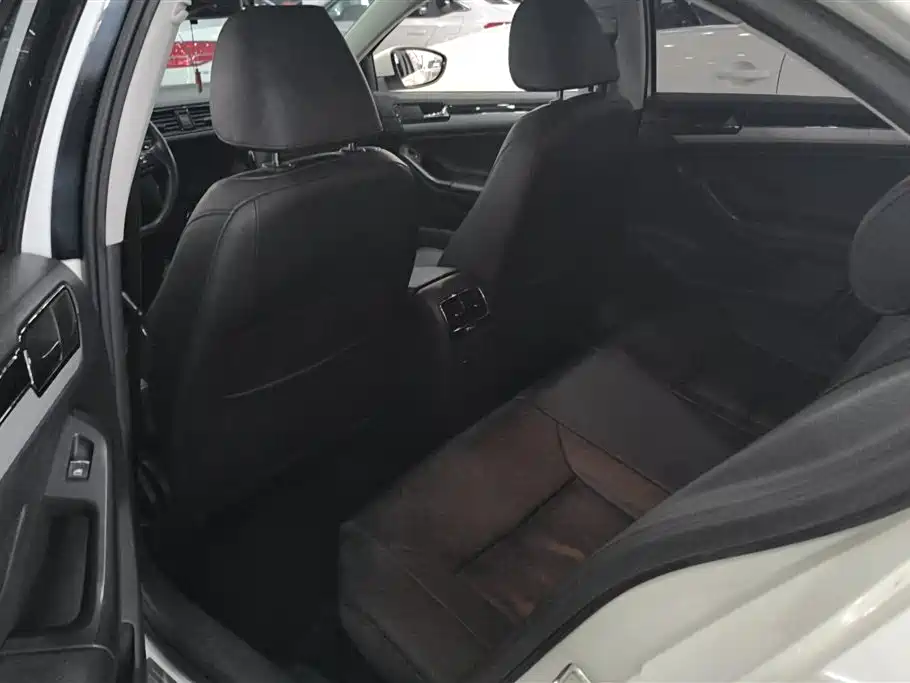 Volkswagen Sagitar 2015 230TSI Automatic Comfort фото 11