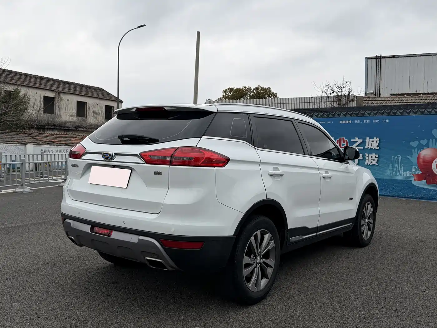 Фото 4 - Geely Atlas